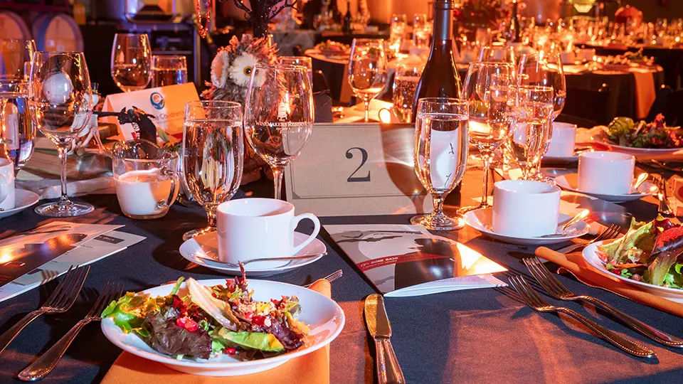 A picture of an elegant table setting at a large event